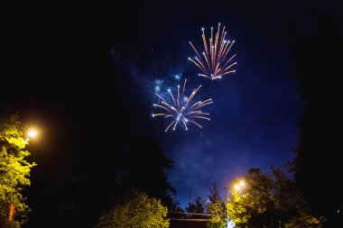 Fireworks uygulamasında Moskova şehir (Moscow region). Zafer Bayramı, 9 Mayıs 2016. Rusya.