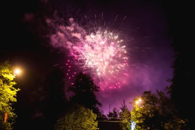 Fireworks uygulamasında Moskova şehir (Moscow region). Zafer Bayramı, 9 Mayıs 2016. Rusya.