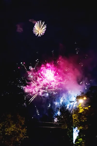 Feux d'artifice dans la ville d'Odintsovo (région de Moscou). Jour de la victoire, le 9 mai 2016. Russie . — Photo