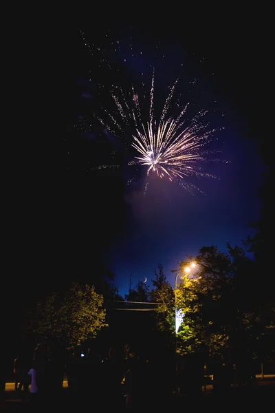 Fogos de artifício na cidade de Odintsovo (região de Moscou). Dia da vitória, 9 de maio de 2016. Rússia . — Fotografia de Stock