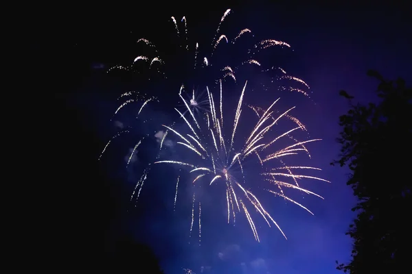 Feux d'artifice dans la ville d'Odintsovo (région de Moscou). Jour de la victoire, le 9 mai 2016. Russie . — Photo