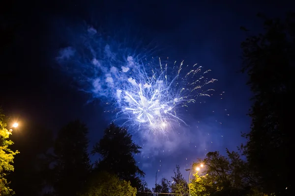 Fogos de artifício na cidade de Odintsovo (região de Moscou). Dia da vitória, 9 de maio de 2016. Rússia . — Fotografia de Stock