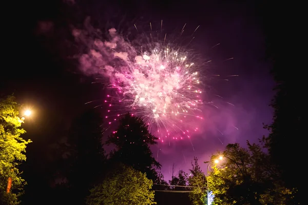 Fogos de artifício na cidade de Odintsovo (região de Moscou). Dia da vitória, 9 de maio de 2016. Rússia . — Fotografia de Stock