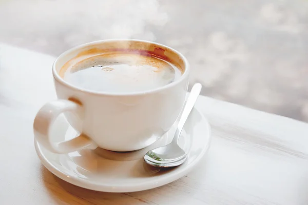 Kop warme koffie. Warme smakelijke americano in witte mok. — Stockfoto