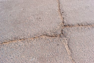 Asfalt çatlamak. Hasarlı kaldırım. Yol yüzeyi kötü durumu.