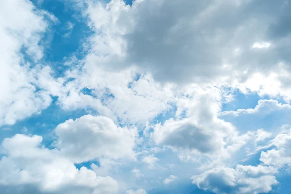 Luminosa giornata di sole con le nuvole. Paesaggio nuvoloso sul cielo blu. Concentrazione morbida — Foto Stock