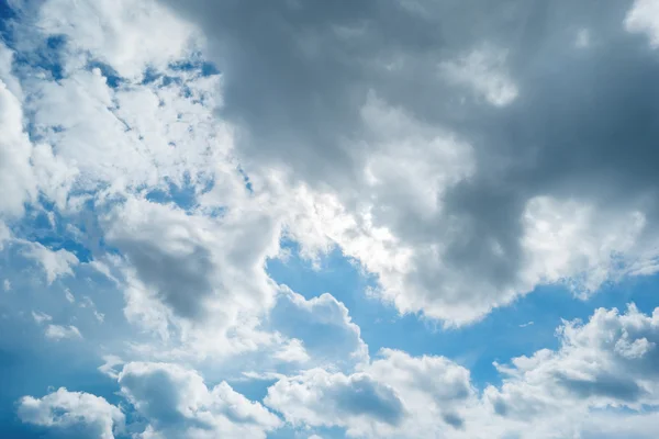Luminosa giornata di sole con le nuvole. Paesaggio nuvoloso sul cielo blu. Concentrazione morbida — Foto Stock