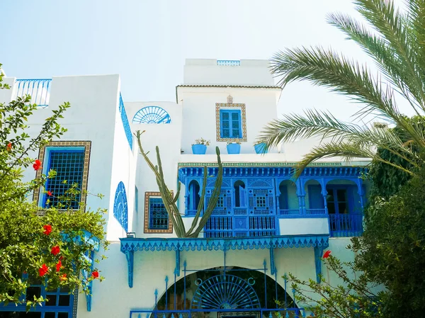 Interior tradicional branco e azul da casa em Sidi Bou Said, Tunísia . — Fotografia de Stock