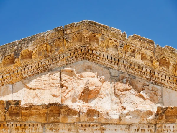 Dougga, Romeinse ruïnes. UNESCO-werelderfgoedlocatie in Tunesië. Architectuur detail-portico van het oude theater. — Stockfoto