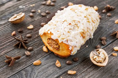 Çörek marzipan rustik ahşap arka plan ile. Fıstık yerkenetrafı - anason yıldız, kahve çekirdekleri, ceviz farklı baharatlar.