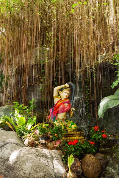 Skulptur im Gebüsch. goldene Halterung (wat saket), Bangkok, Thailand — Stockfoto