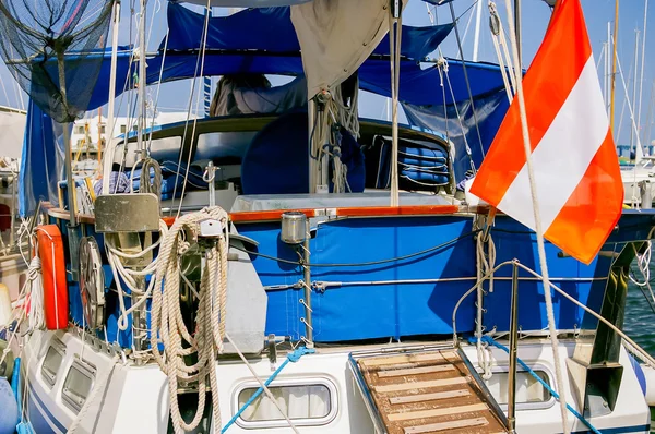 Aparejo del barco. La popa del yate con equipos y cierres. Puerto marítimo El Kantaoui, Túnez . — Foto de Stock