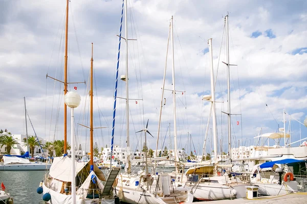 Porto marítimo El Kantaoui, Tunísia. Muitos iates ancorados no cais . — Fotografia de Stock