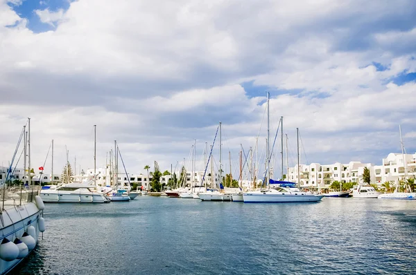 Sea port El Kantaoui, Tunisia. Many yachts moored to the pier. — Stock Photo, Image