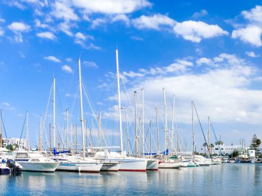 Deniz port El Kantaoui, Tunus. İskeleye demirlemiş birçok yatlar.