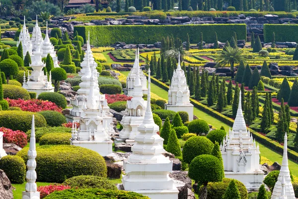 Tropické zahrady Nong Nooch v Pattaya, Thajsko. Panorama krajiny pohled formální zahrady. — Stock fotografie