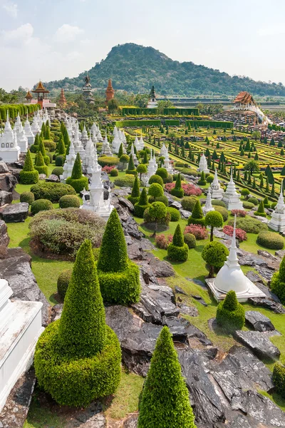 Tropické zahrady Nong Nooch v Pattaya, Thajsko. Pohled na krajinu formální zahrady. — Stock fotografie