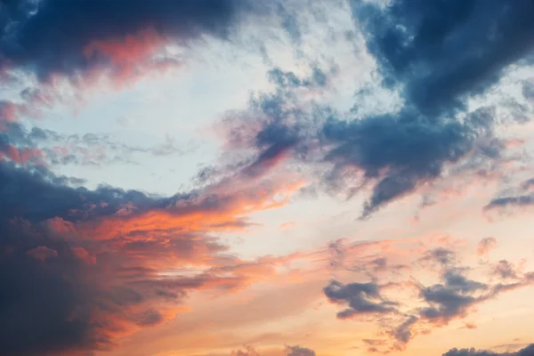 Tramonto colorato con nuvole. Paesaggio nuvoloso sul cielo blu. Concentrazione morbida . — Foto Stock