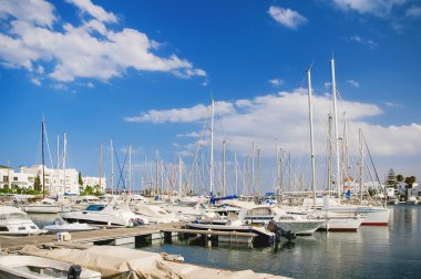 Deniz port El Kantaoui, Tunus. İskeleye demirlemiş birçok yatlar.