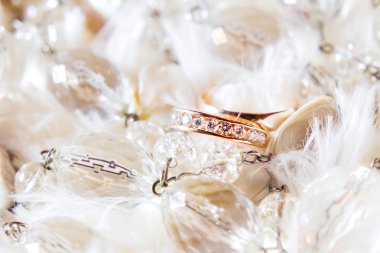 Elmaslı altın alyanslar. Düğün takı detayları.