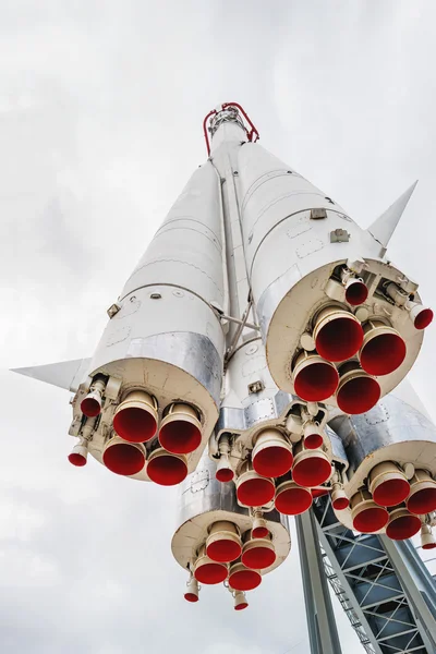 Cópia do veículo de lançamento espacial "Vostok". Modelo de foguete no VDNH ("A Exposição de realizações da economia nacional") em Moscou, Rússia . — Fotografia de Stock