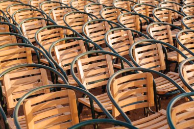 Tahta sandalyeler. İnsansız dışkılar. Konsept fotoğraf - izleyici yokluğu.