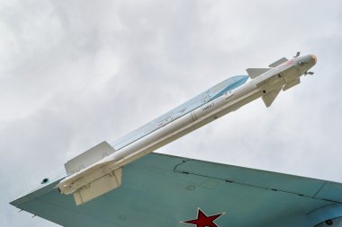 Moskova, Rusya - 08 Temmuz 2016. Avcı uçağı Su-27'nin kanatları altındaki füzelerin düzeni. Vdnh (