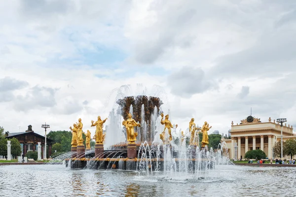 MOSCÚ, RUSIA - 08 de julio de 2016 Fuente "Amistad del pueblo" en VDNH ("La Exposición de los logros de la economía nacional"). Estatuas doradas de mujeres representan repúblicas en la URSS . — Foto de Stock