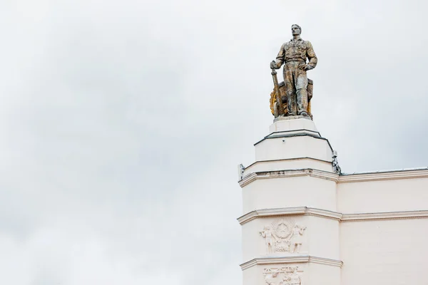 Skulptur ved VDNH ("Utstillingen av prestasjoner i nasjonal økonomi") i Moskva, Russland. Sted for tekst . – stockfoto