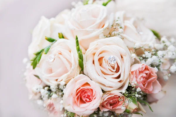 Wedding bouquet. Bride's traditional symbolic accessory. Floral composition with pink rose flowers. — Stock Photo, Image