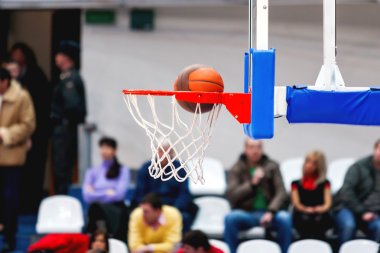 Soyut spor Basketbol çember ile arka plan. Spor donatımı için takım oyunu. Sepet topu girer.