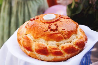 Geleneksel pasta düğünde yeni evli çift karşılamak için. Ebeveynleri gelin ve damat için Rus lezzetli sembolik tatlı.