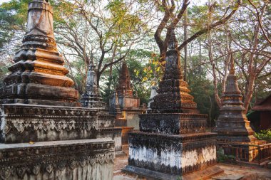 Angkor Wat sabahın erken saatlerinde. Mimari arka plan ile taş kuleleri oyulmuş. UNESCO dünya mirası. Siem Reap, Kamboçya.