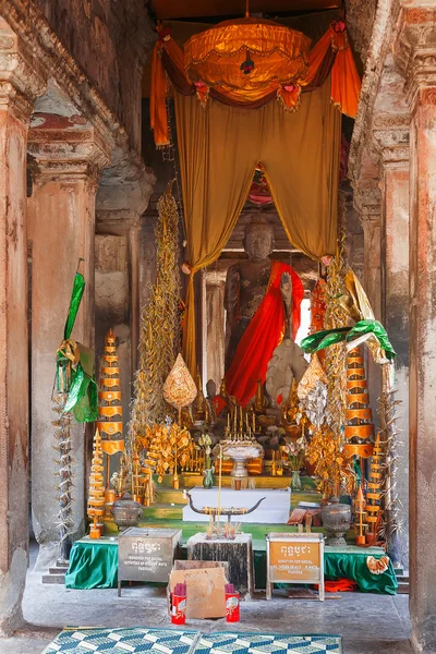 香料入りの蝋燭、仏像、アンコール ワット、カンボジア、世界で最大の宗教的な記念碑での寺院の複合体の仙骨の装飾の部屋。ユネスコ世界遺産. — ストック写真