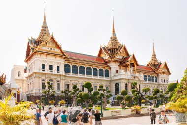 Bangkok, Tayland - 19 Ocak 2011. Kraliyet Sarayı, Bangkok, Tayland turist yürümek. Büyük topluluk-in insanlar ünlü mimari Simgesel Yapı ziyaret.