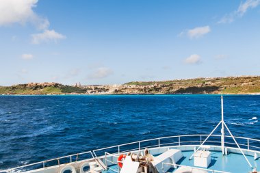 Bağlantı noktası Mgarr Gozo, Malta küçük ada üzerinde yelken.