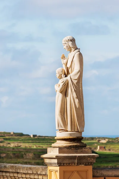 Estatua cerca de la iglesia de Ta 'Pinu en el pueblo de Gharb, isla de Gozo, Malta. La famosa iglesia de la Virgen está dedicada a la Santísima Virgen de Ta 'Pinu . — Foto de Stock