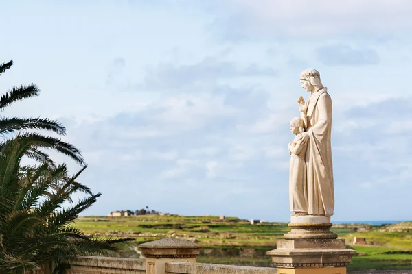 Estátua perto de Ta 'Pinu Igreja na aldeia Gharb, Gozo ilha, Malta. A famosa igreja de Madonna é dedicada à Virgem de Ta 'Pinu. Lugar para texto . — Fotografia de Stock