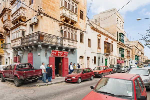 FLORIANA, MALTA - 20 febbraio 2010. Vita di strada a Malta. Un gruppo di uomini si è riunito intorno al bar . — Foto Stock