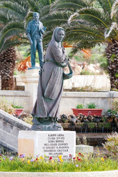 Статуя поблизу Ta' де піну церква в селі Gharb, острові Гозо, Мальта. Церквою Мадонна присвячений Пресвятої Богородиці Ta' де піну. — стокове фото