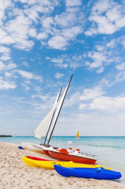 Varadero Kumsalı üzerinde renkli katamaran. Küba parlak güneşli gün. 