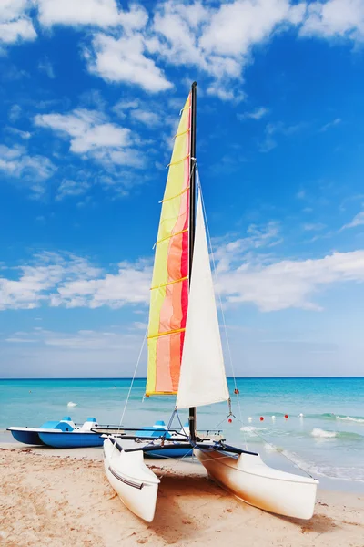 Catamarãs coloridos na praia de Varadero. Dia ensolarado brilhante em Cuba . — Fotografia de Stock