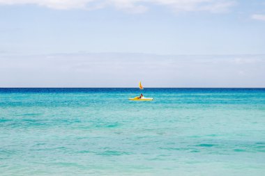 Bir yelkenli katamaran turist float. Aktif spor eğlence. Güneşli bir gün Varadero kumlu plaj. Küba.