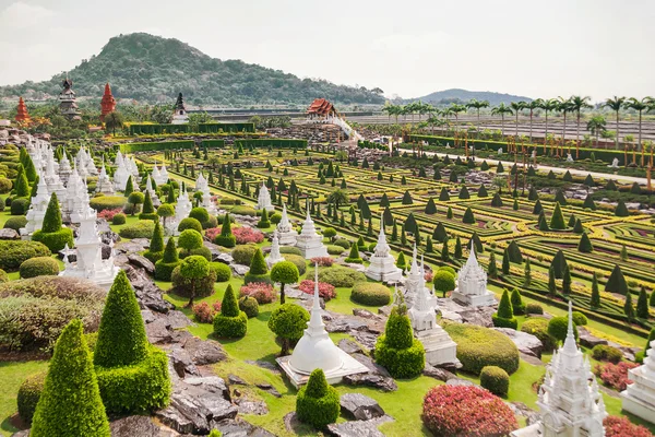 Jardin tropical Nong Nooch à Pattaya, Thaïlande. Panorama paysage vue du jardin formel . — Photo
