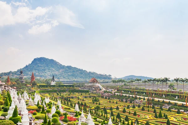 Tropické zahrady Nong Nooch v Pattaya, Thajsko. Panorama krajiny pohled formální zahrady. — Stock fotografie