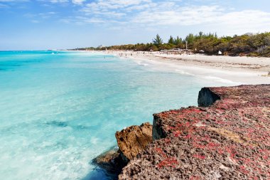Turistler, Varadero kumlu plajda rahatlayın. Küba.