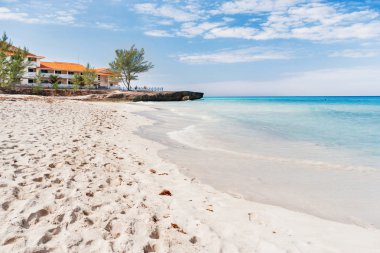 Turistler, Varadero kumlu plajda rahatlayın. Küba.