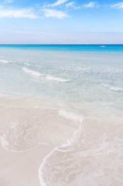 Varadero Kumsalı üzerinde Karayip Denizi'nin dalga yumuşak. Yaz huzurlu arka plan. Küba.