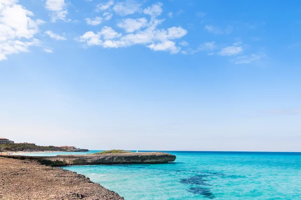 Costa do tufo vulcânico e mar azul caribenho. Varadero, Cuba . — Fotografia de Stock