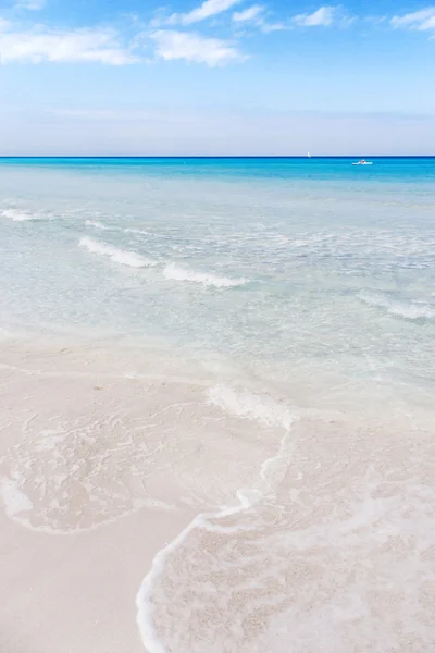 Onda suave de mar do Caribe na praia de Varadero arenosa. Fundo pacífico de verão. Cuba . — Fotografia de Stock